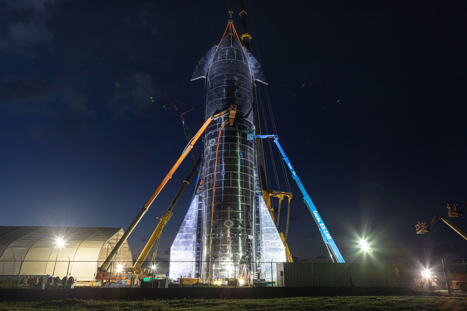 Маск планирует в рекордные сроки вывести на орбиту Starship, но в инопланетян в «Зоне 51» не верит