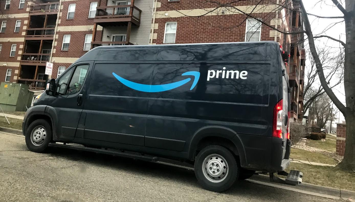 Amazon планирует закупить 100 тысяч электрических грузовиков для доставки у Rivian