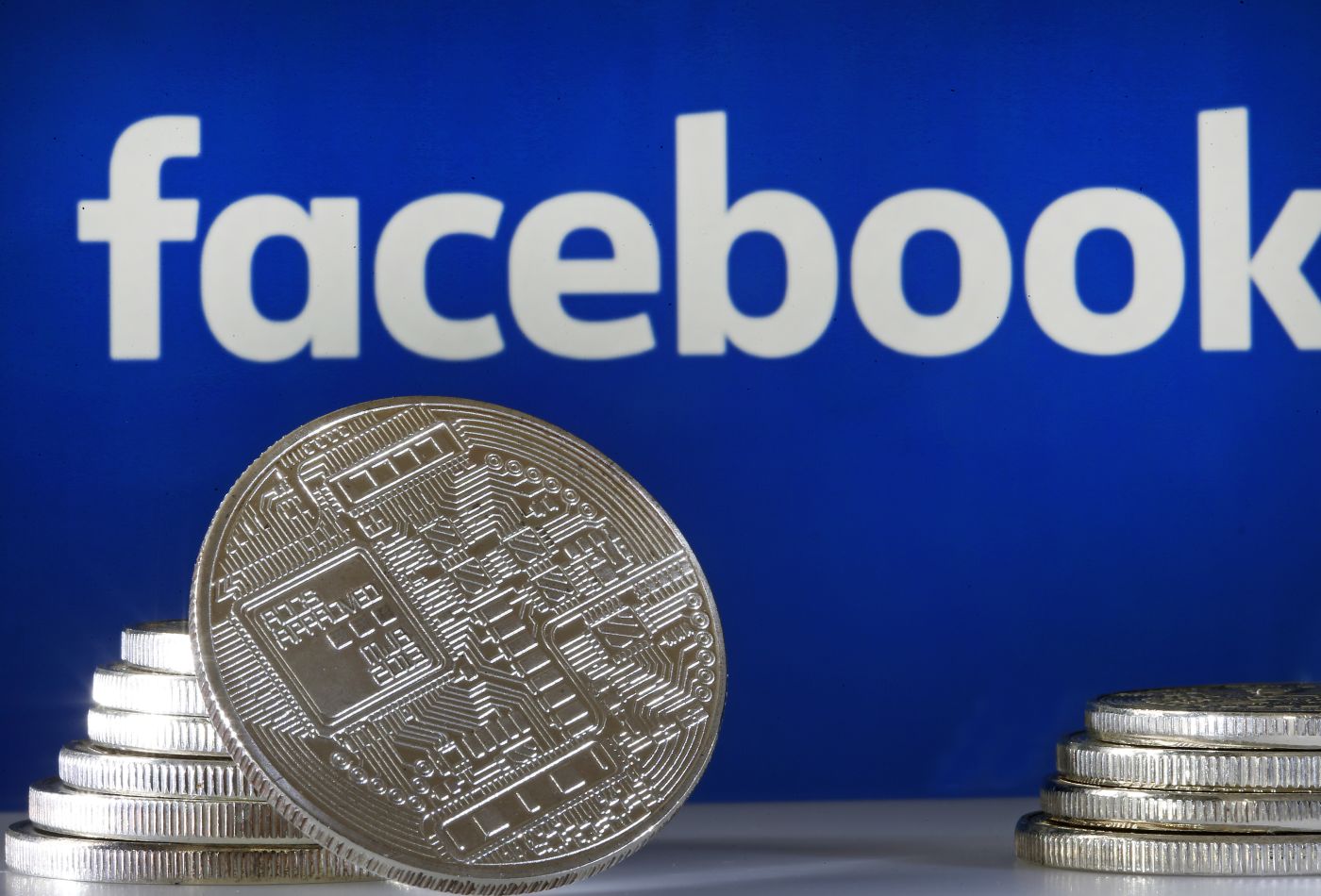 Франция собирается запретить использование криптовалюты Facebook Libra в Европе