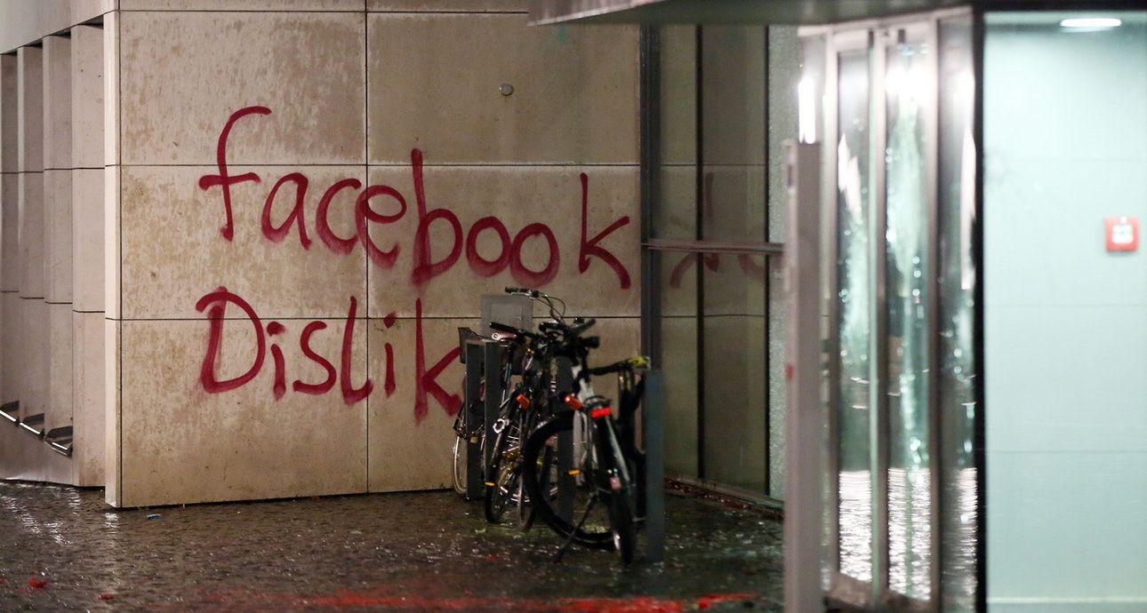 Хейтеры помогли Facebook заработать $1,6 млн за год