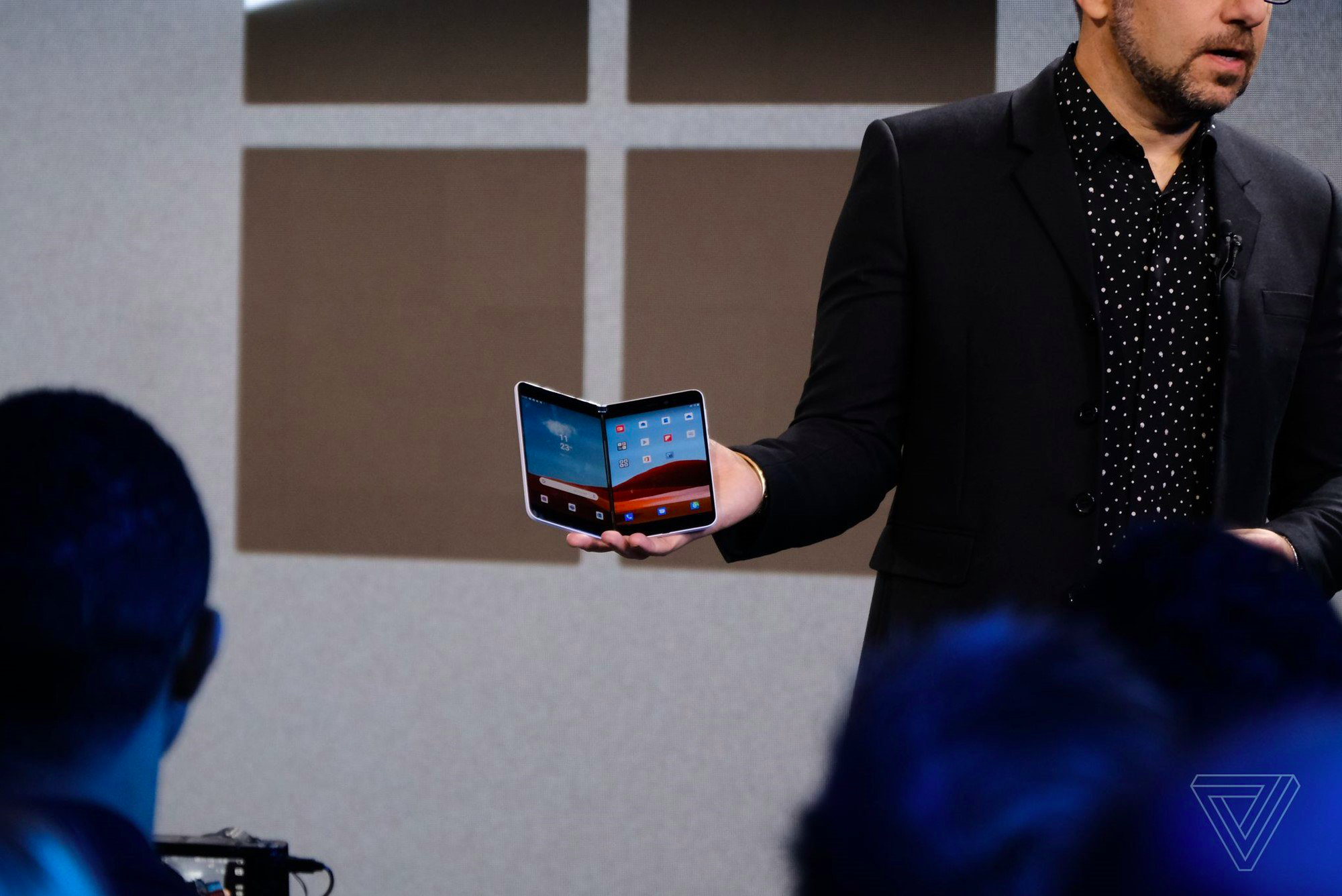 Презентация Microsoft: смартфон с двумя экранами, беспроводные наушники и многое другое
