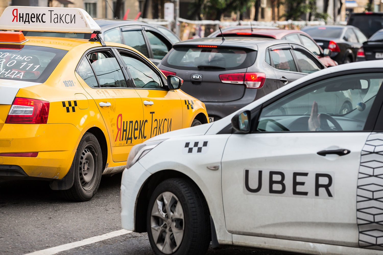 Uber списал у клиентки 174 000 рублей за поездки, которые она не совершала