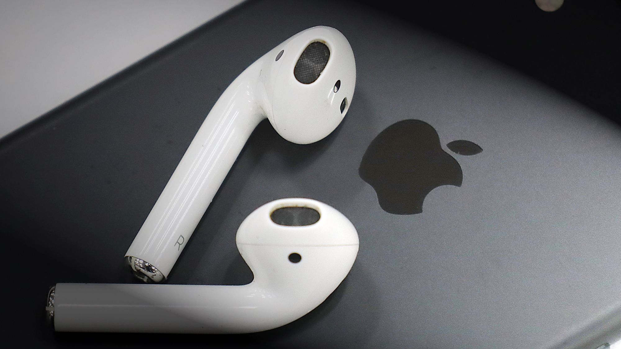 Это AirPods 3 с шумоподавлением — их дизайн нашли в iOS 13.2
