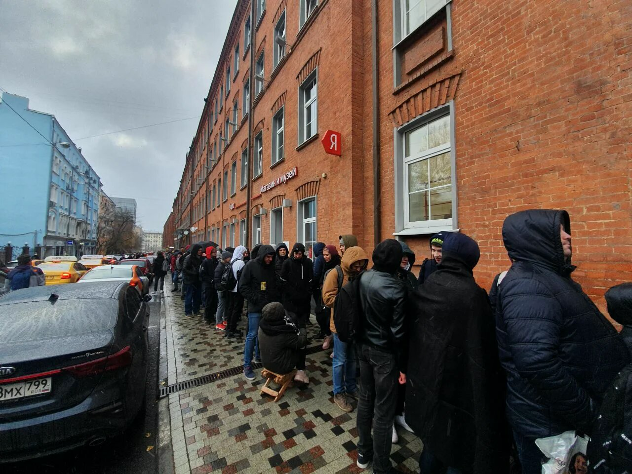 Эта очередь не за iPhone! За Яндекс.Станцией Мини в Москве пришли 2000 человек