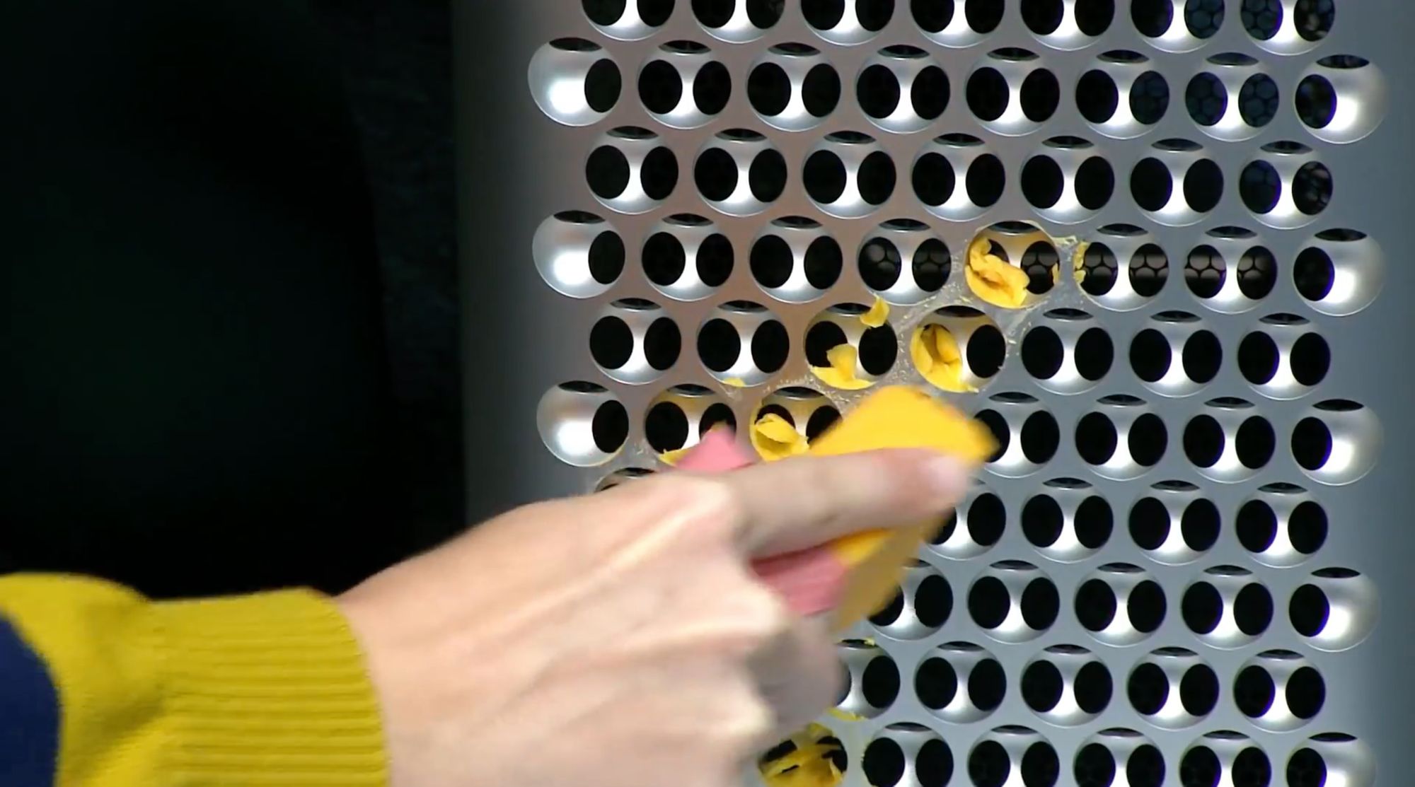 iFixit показали на видео внутренности нового Mac Pro и... натерли сыр его корпусом