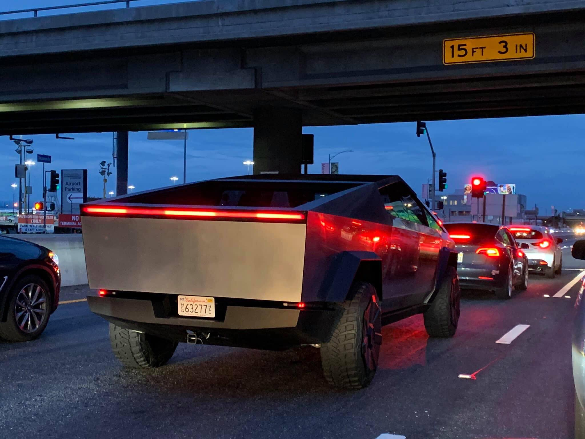 Tesla Cybertruck впервые заметили на дорогах Лос-Анджелеса
