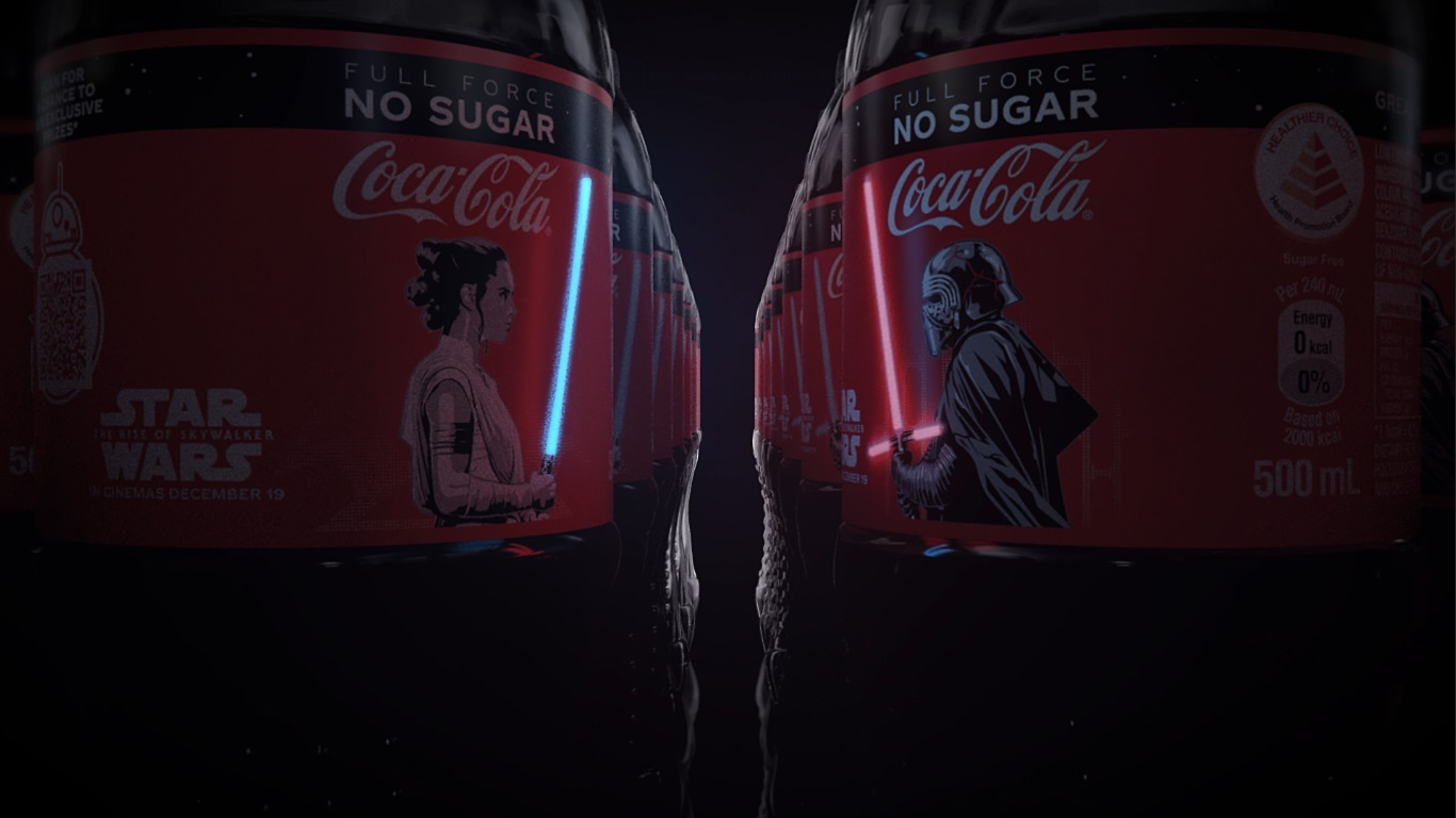 Coca-Cola выпустила бутылку со светящимся световым мечом