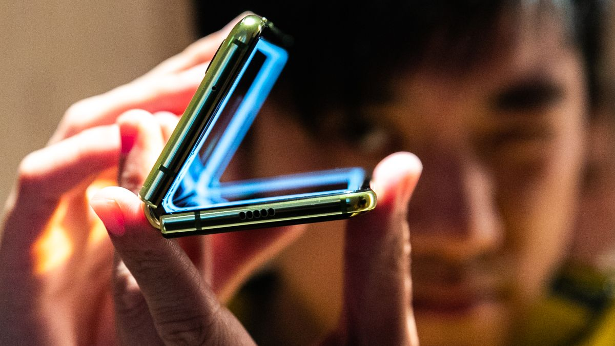 В Сеть слили фотографии будущего Galaxy Fold 2 — теперь это «раскладушка»