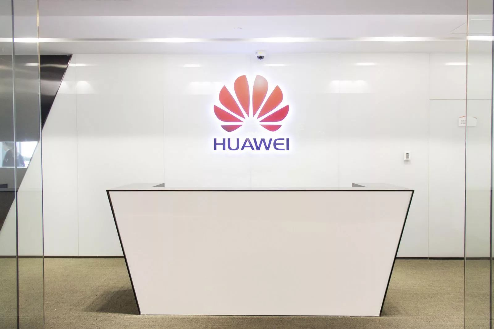 Huawei может выпустить смартфон с тройной поворотной камерой