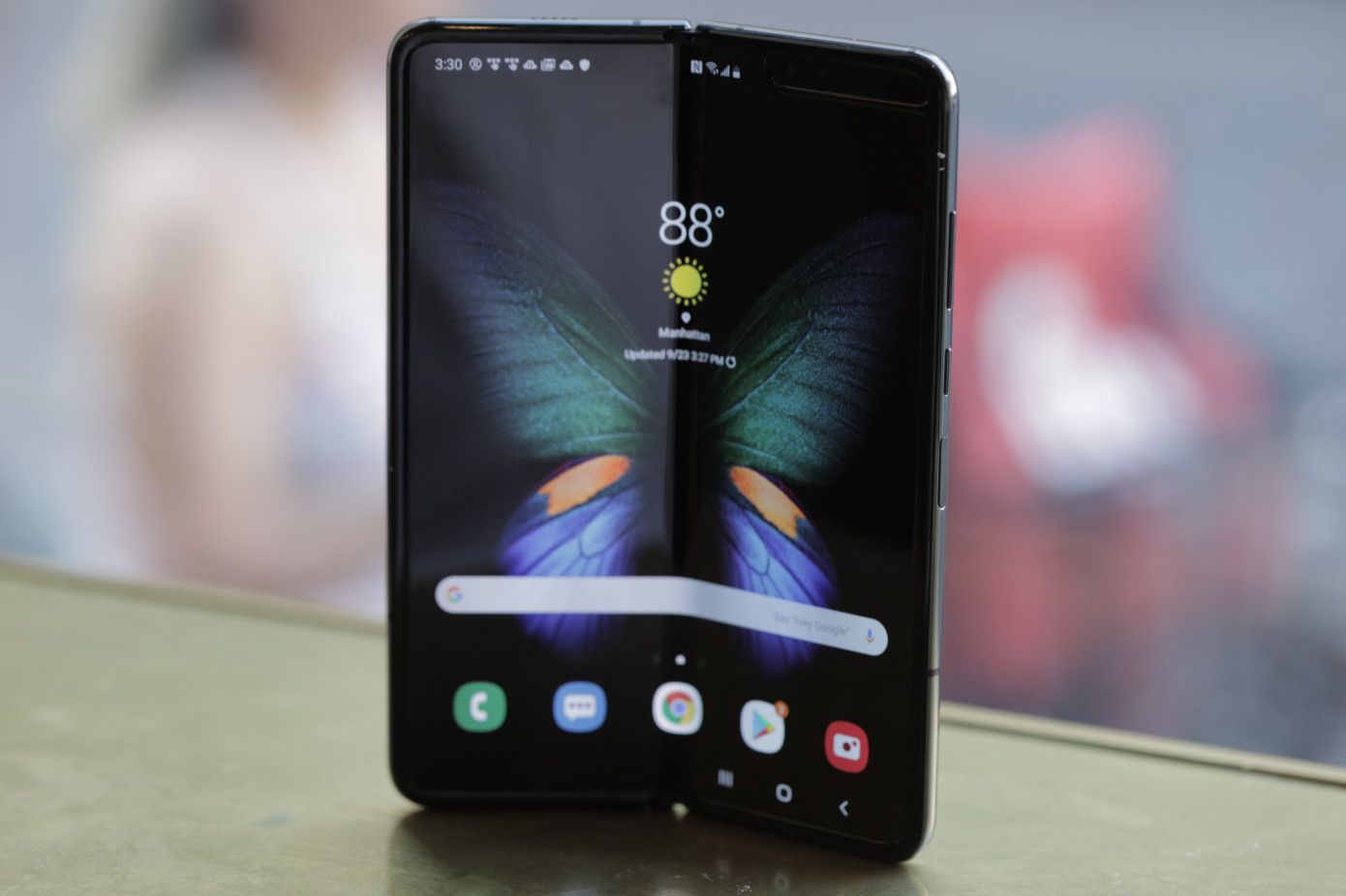 Samsung впервые отчиталась о количестве проданных Galaxy Fold с гибким экраном