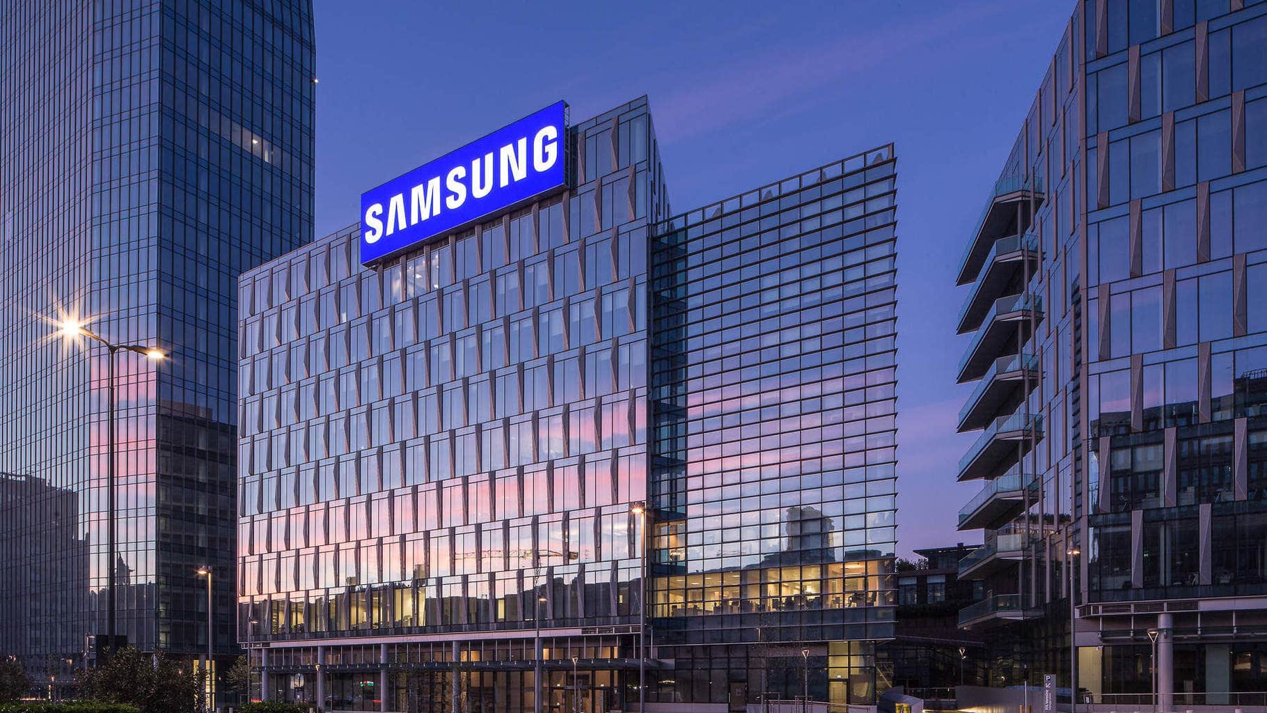 Samsung разрабатывает смартфон-слайдер с растягивающимся дисплеем