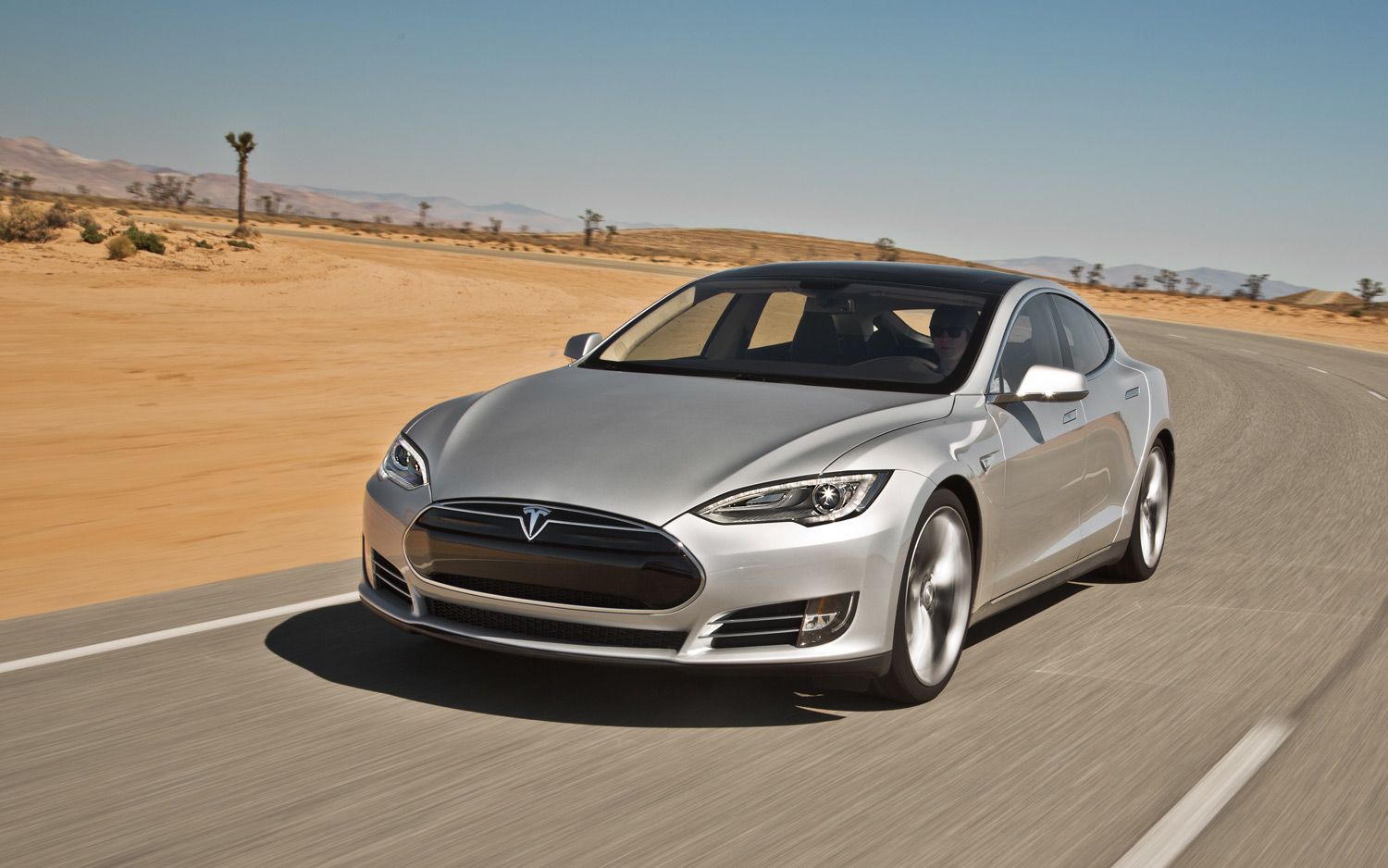 Электромобили Tesla научат общаться с пешеходами