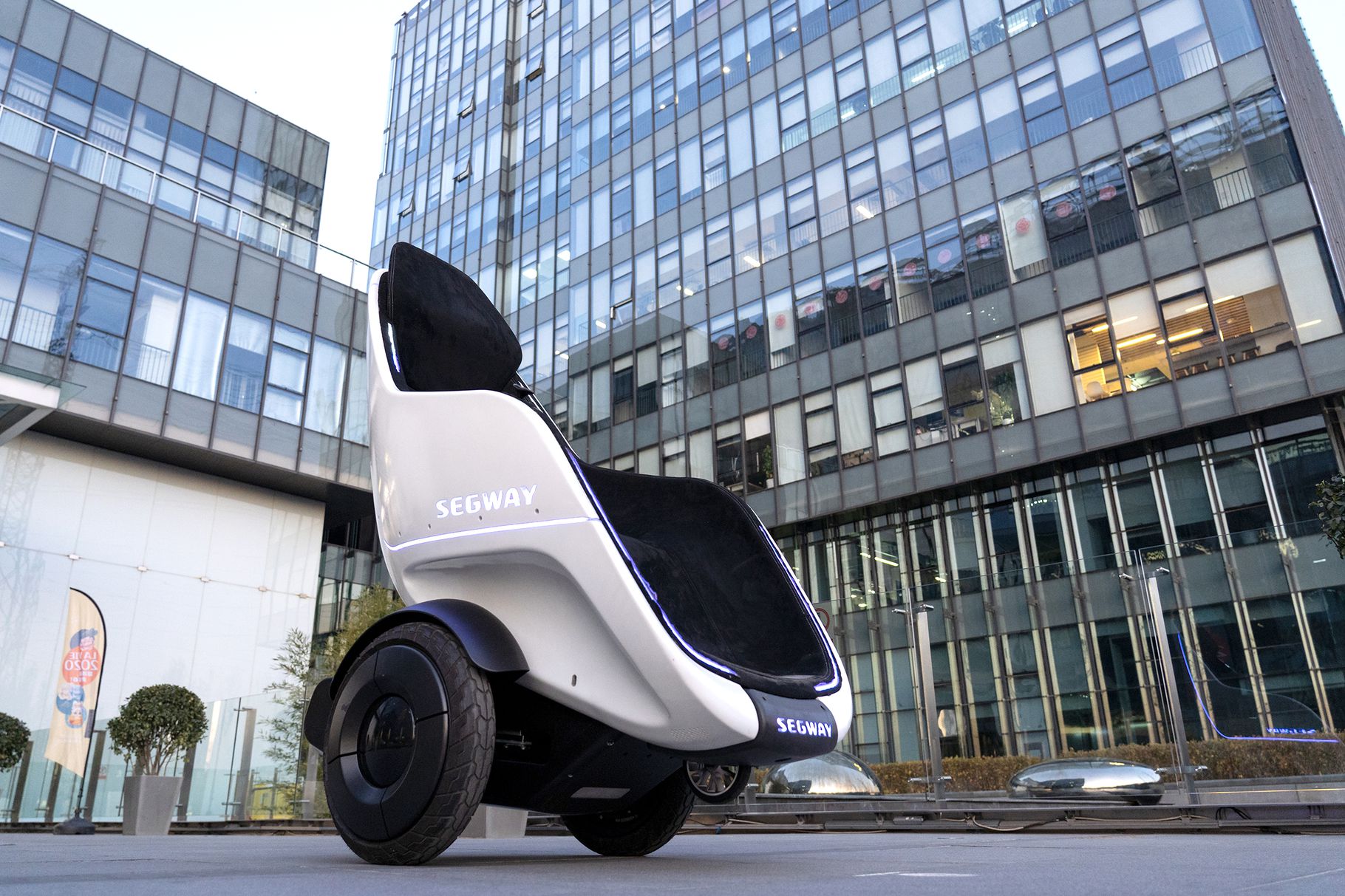 В Segway создали новый самобалансирующийся транспорт — кресло-капсулу в форме яйца