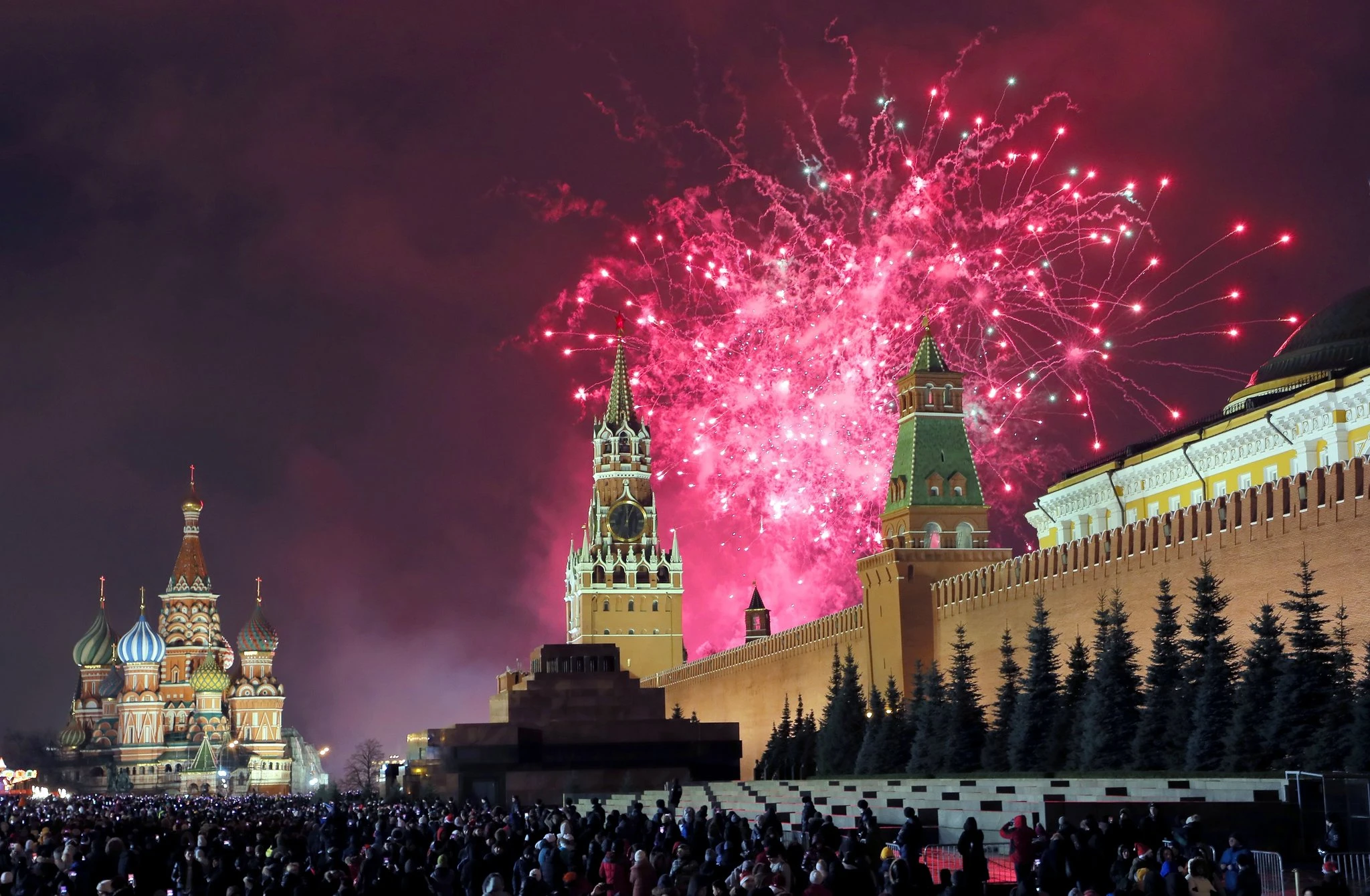 Фото: мир встречает 2020 год. Салюты, празднования, факелы