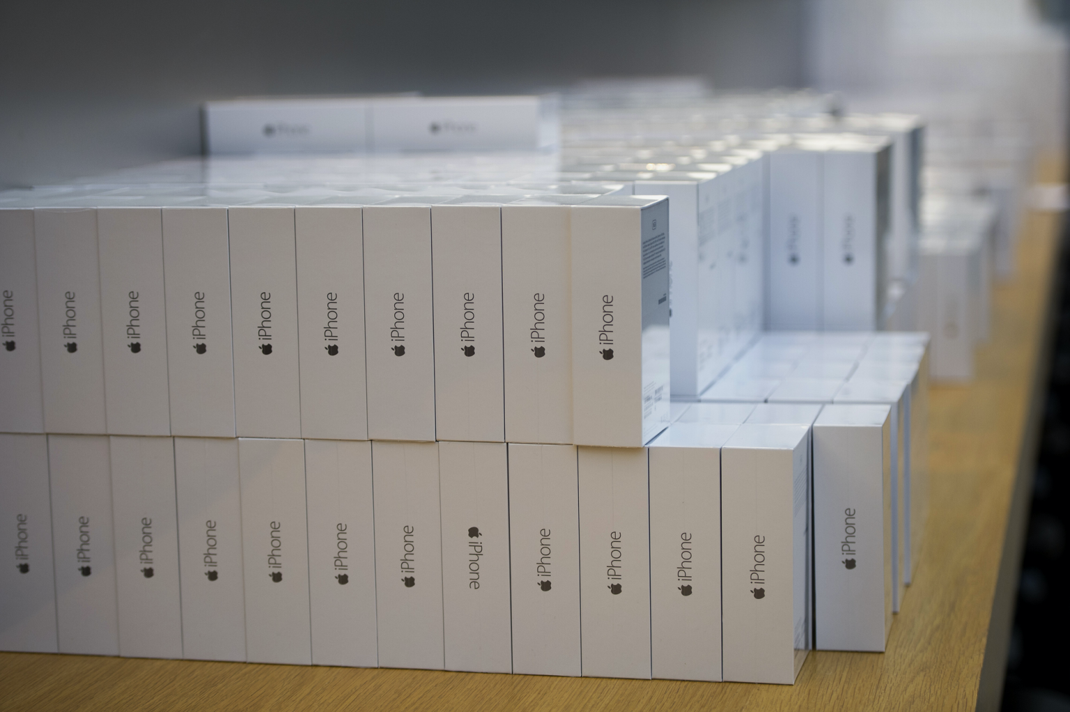 В США задержана россиянка за попытку вывезти в Россию партию краденных iPhone на сумму $100 000