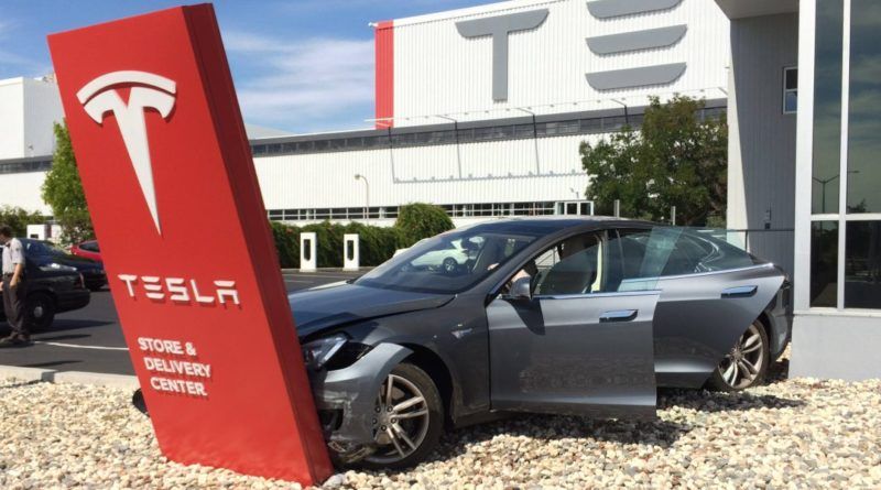 Tesla небезопасна? В Штатах изучат петицию на отзыв 500 тысяч электрокаров
