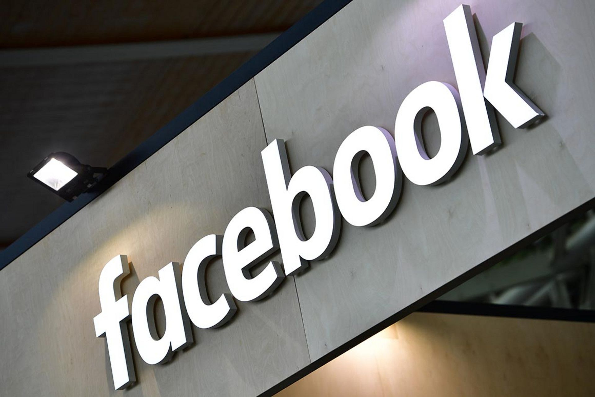 Хакеры взломали официальные аккаунты компании Facebook в Twitter