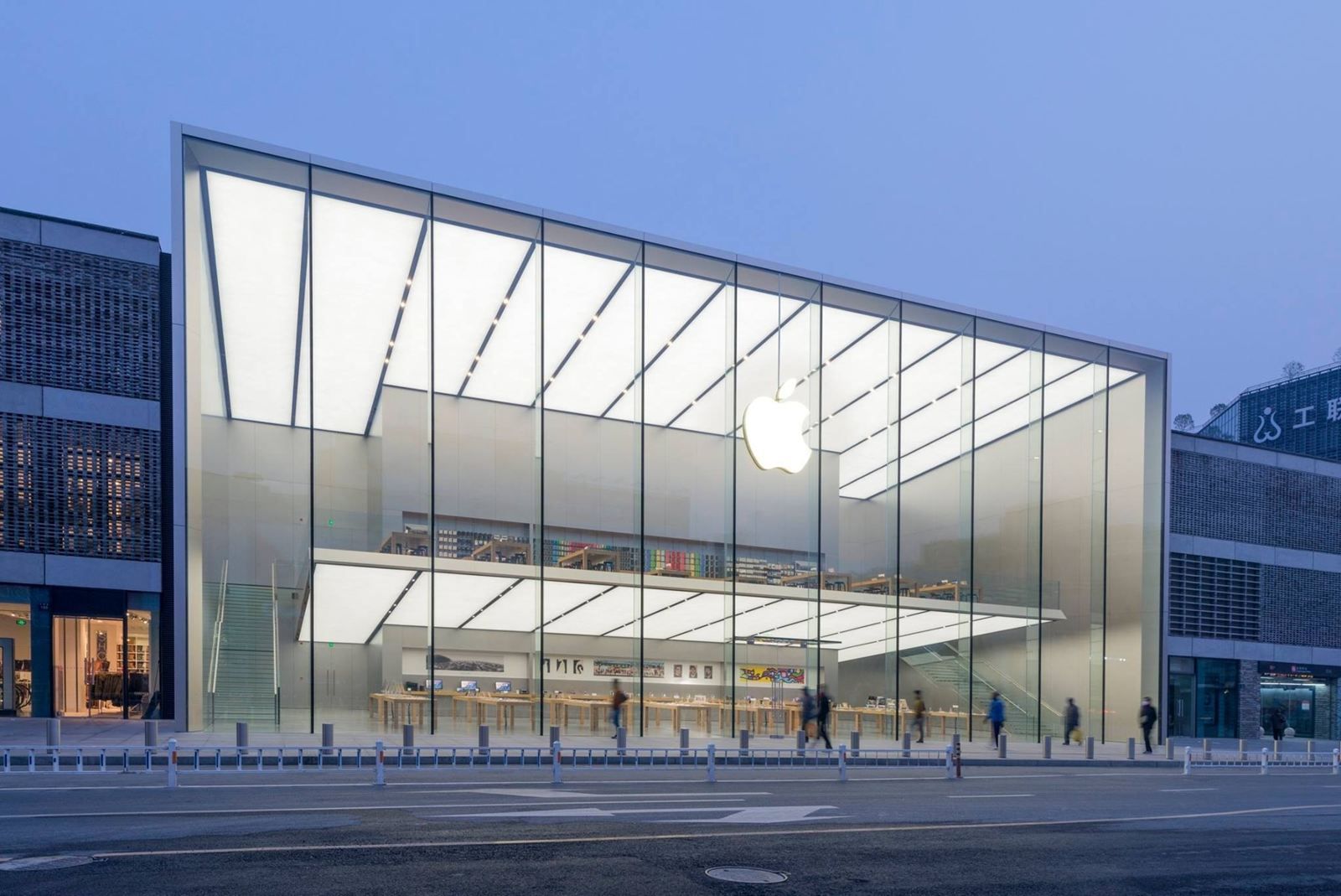 «Яблочный» карантин: по всему Китаю закрылись Apple Store