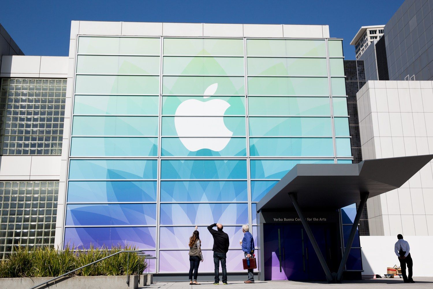 Apple запатентовала полностью стеклянный айфон