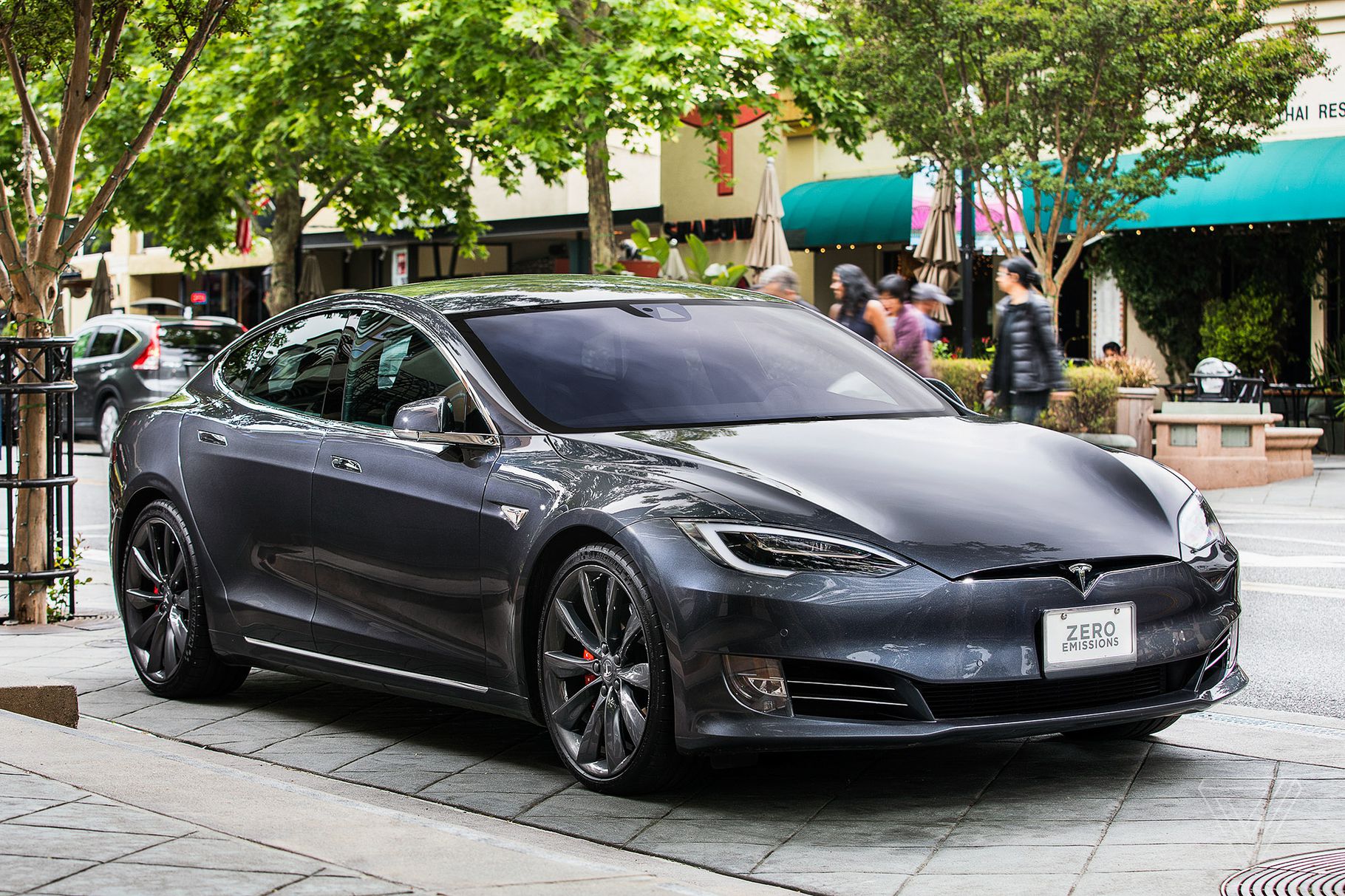 Владелец подержанной Tesla лишился автопилота — компания отключила его удаленно