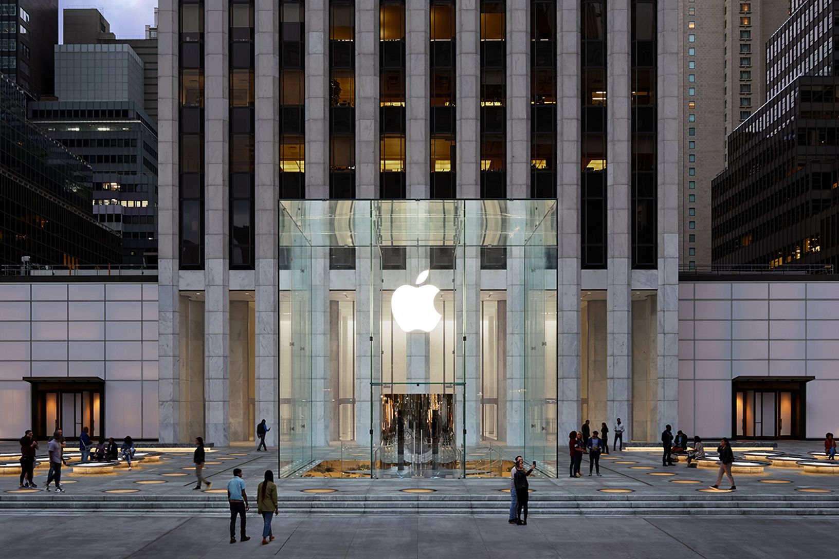 Apple закрывает все Apple Store за пределами Китая и переводит сотрудников на удаленную работу