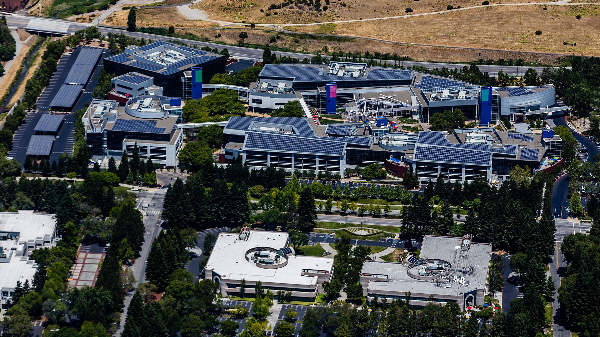 Apple, Google и другие компании в «Долине» официально попросили не проводить никаких мероприятий