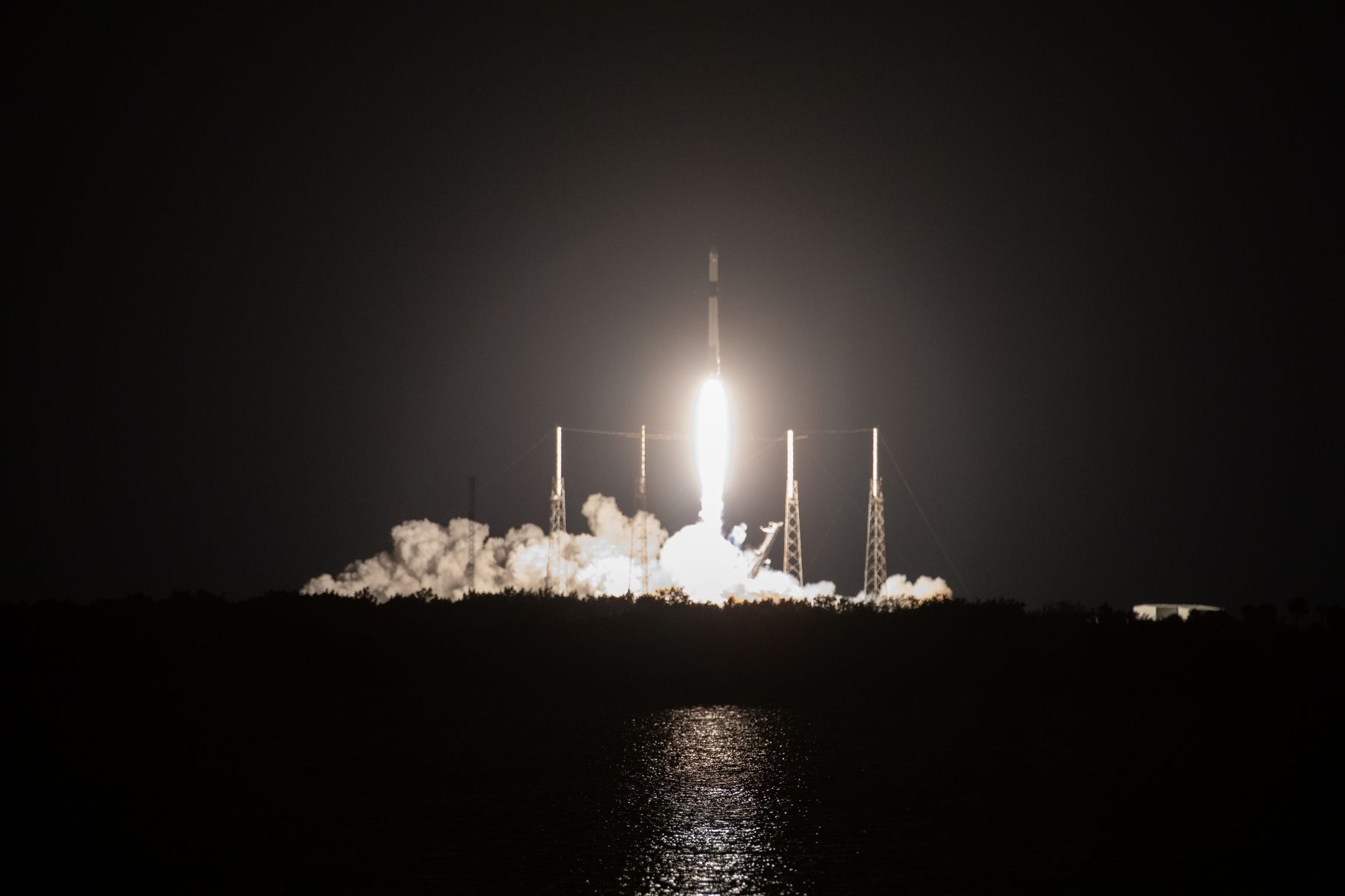 SpaceX запустила в последний полет к МКС оригинальную грузовую капсулу Dragon