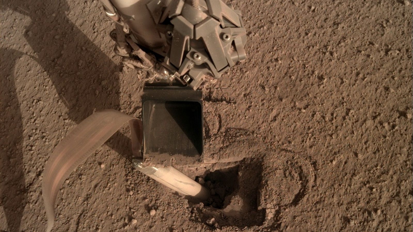 NASA вернули в строй аппарат на Марсе, приказав ему ударить себя лопатой