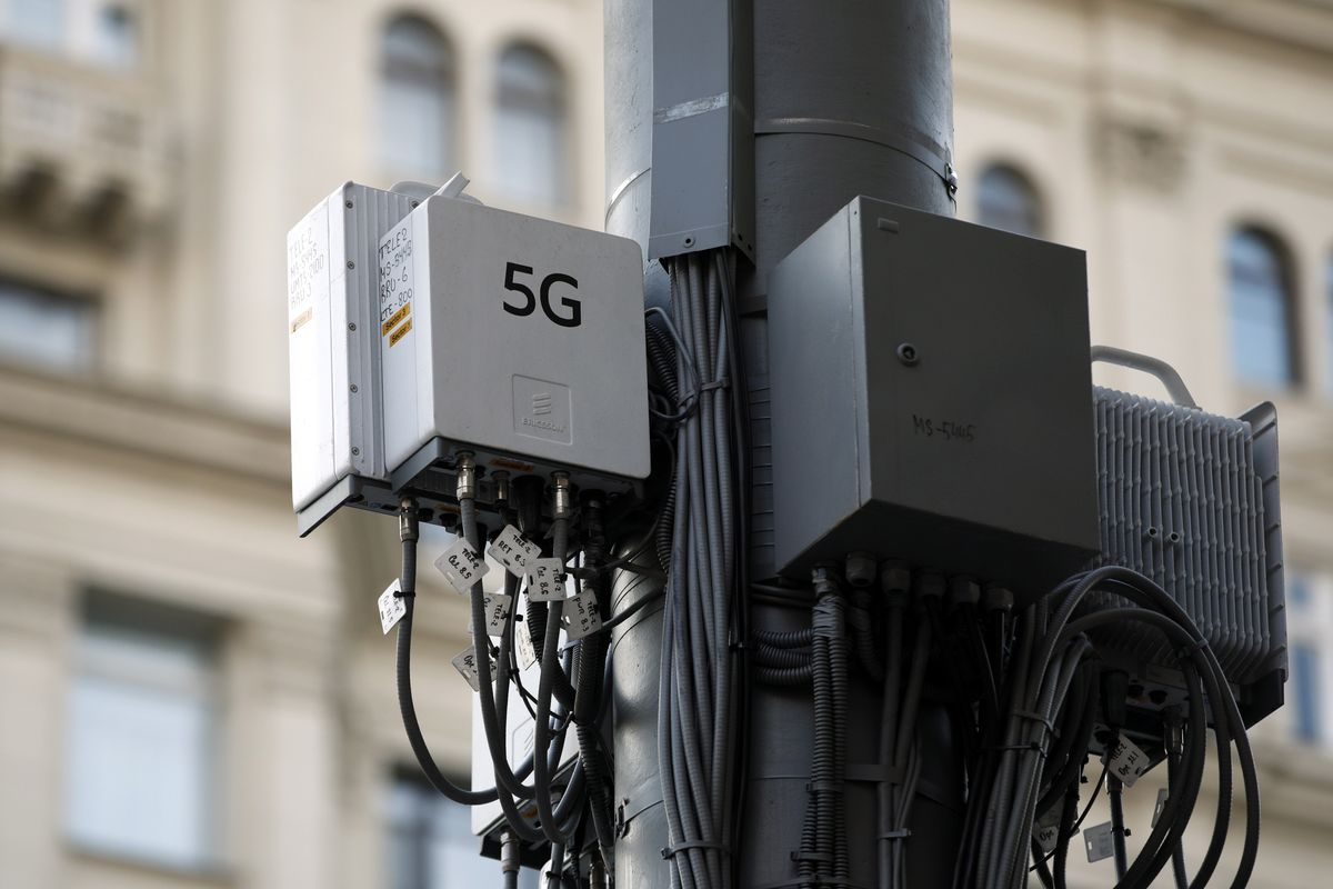 В Британии сожгли три станции 5G: якобы мобильные сети виноваты в пандемии коронавируса
