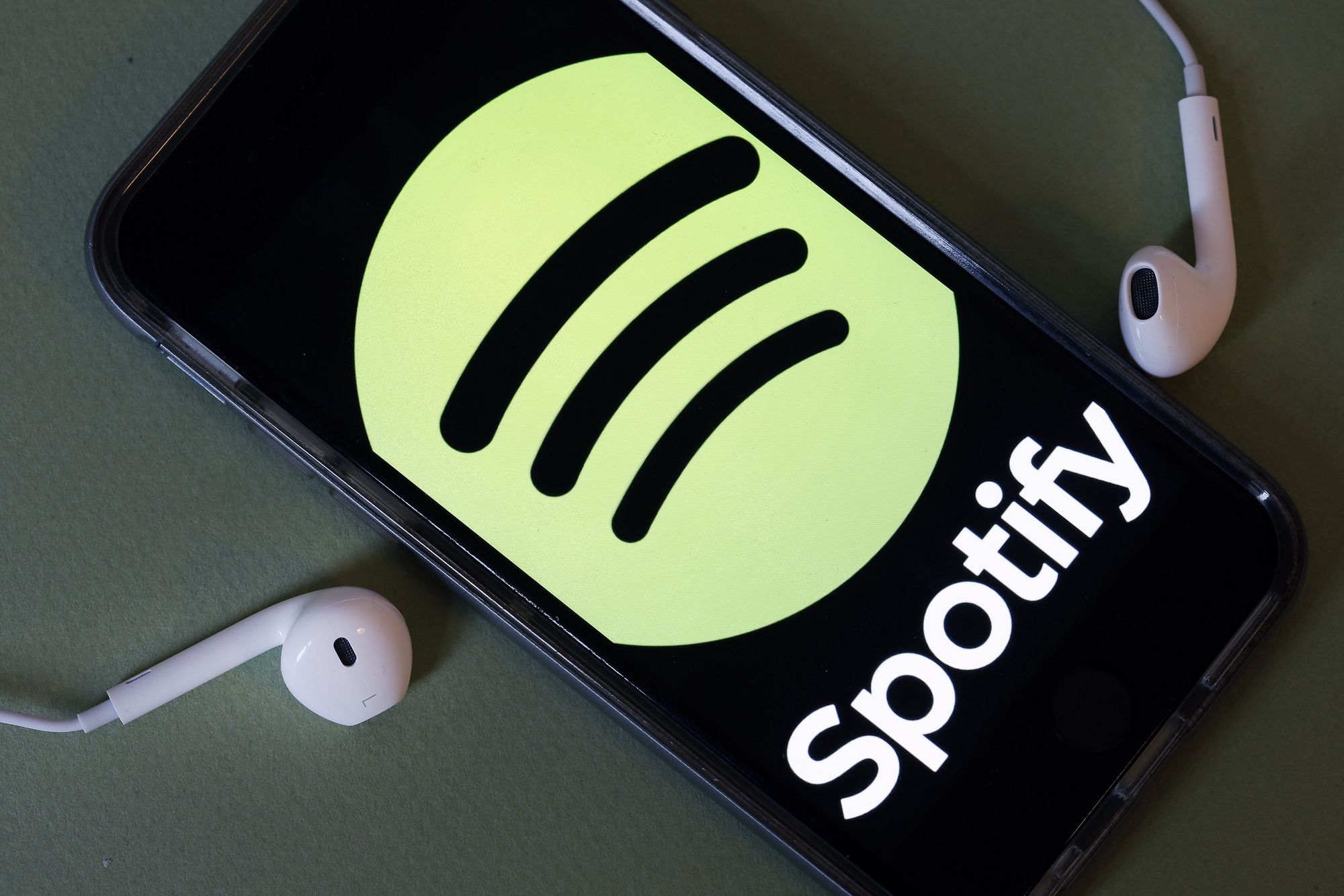 Запуск Spotify в России перенесли из-за коронавируса