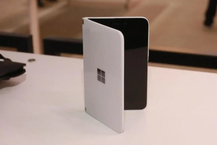 Microsoft запатентовала складное устройство с тремя экранами