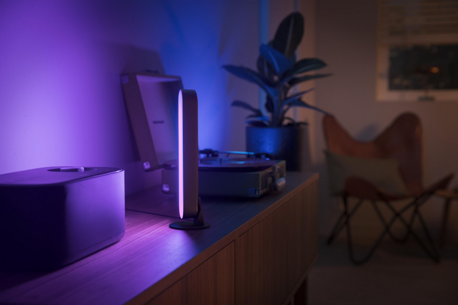 Signify запустит российские продажи смарт-лампочек Philips Hue