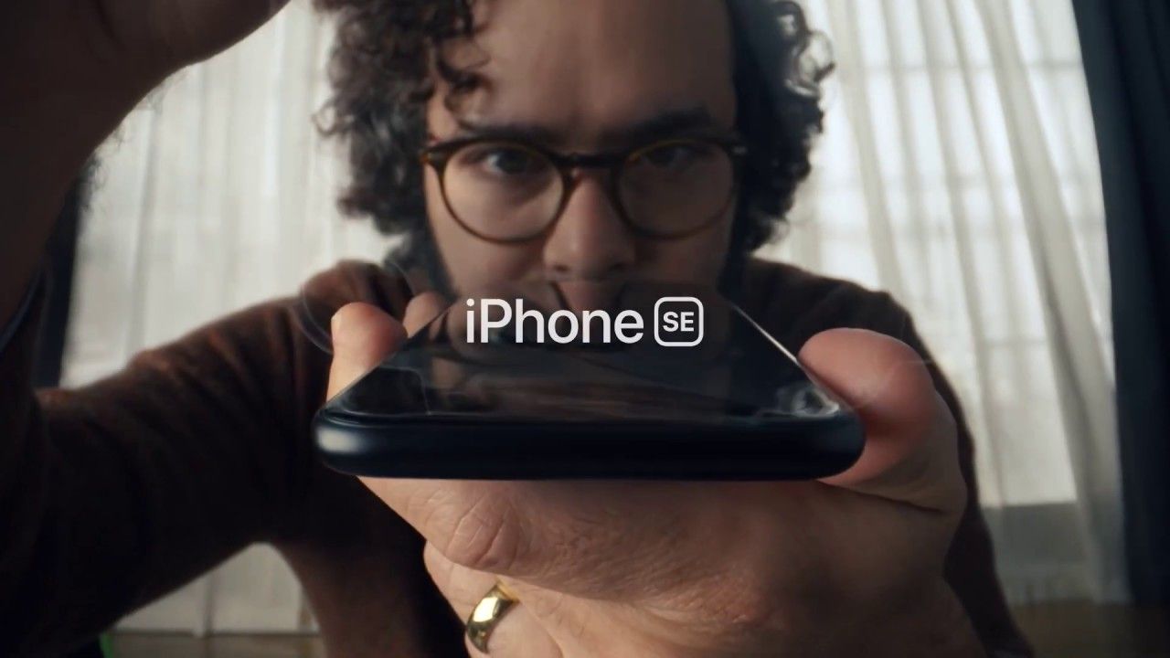 Apple в новой рекламе iPhone SE  показала, с каким лицом надо снимать транспортировочную пленку