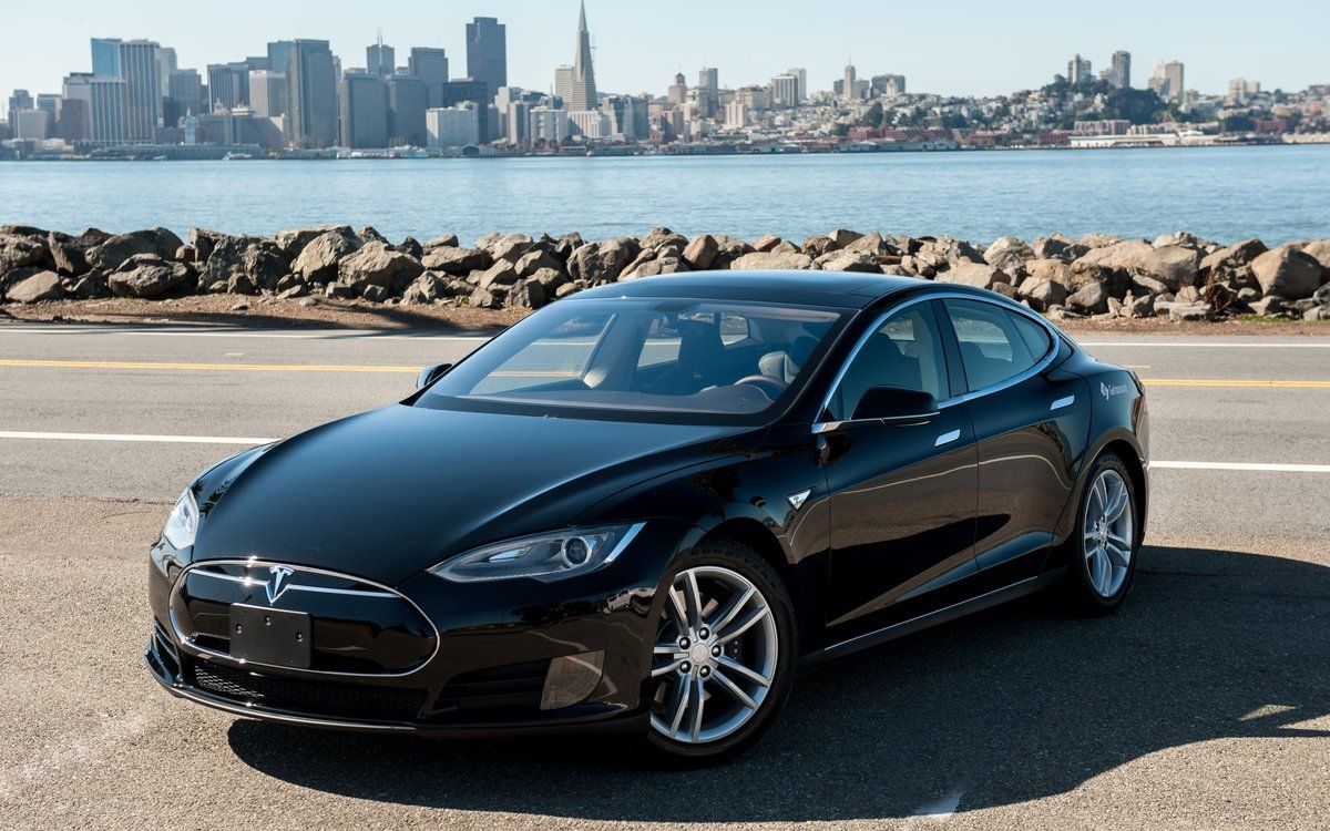 Автомобили Tesla научились автоматически останавливаться на красный свет светофора