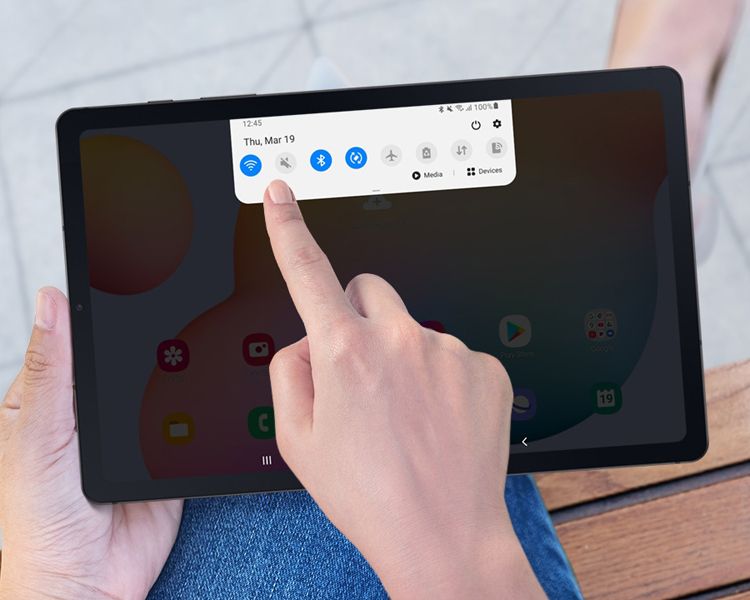 Samsung представила тонкий и легкий планшет в металлическом корпусе
