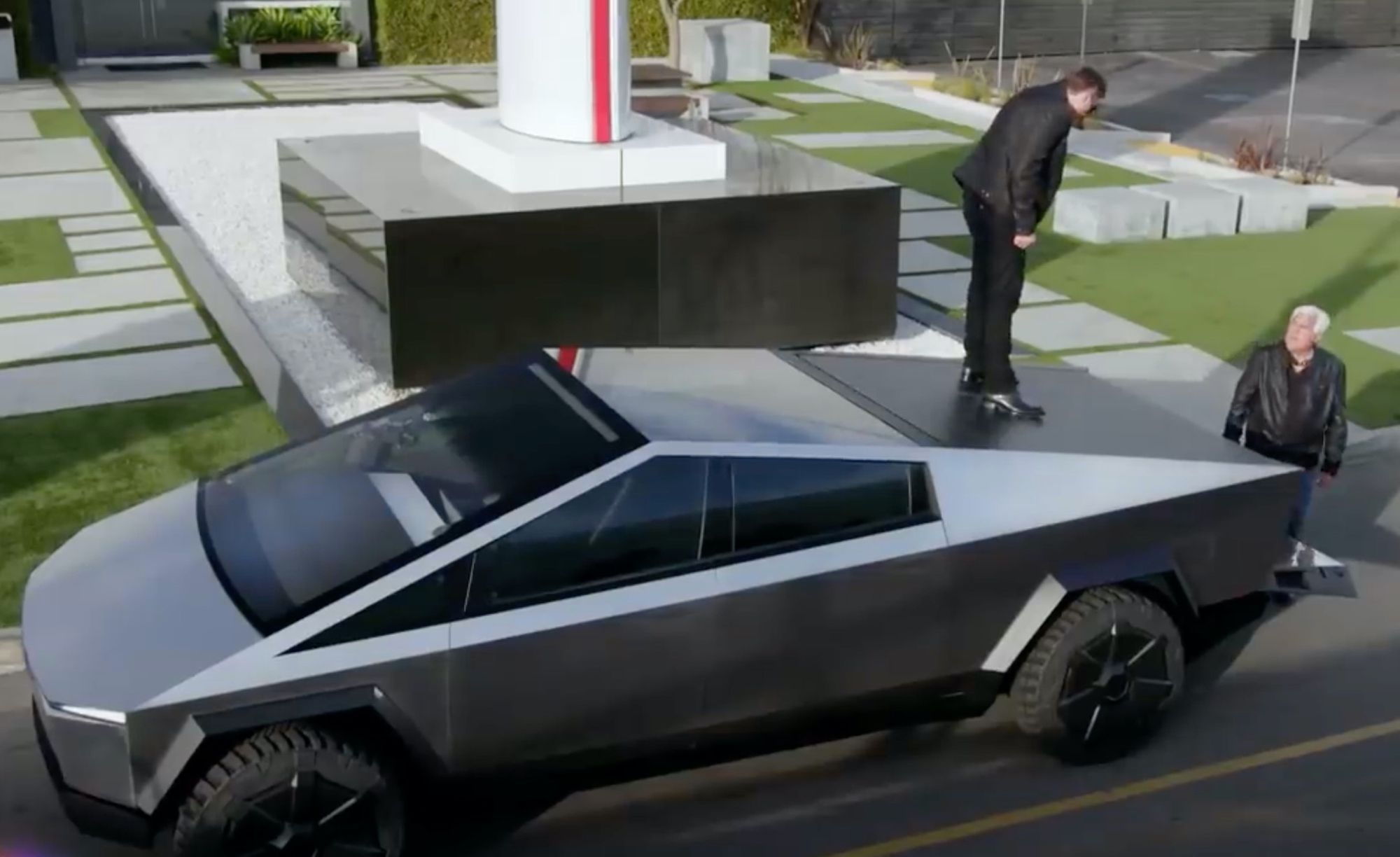 Тест-драйв Tesla Cybertruck в тоннеле The Boring Company в новом эпизоде Jay Leno's Garage