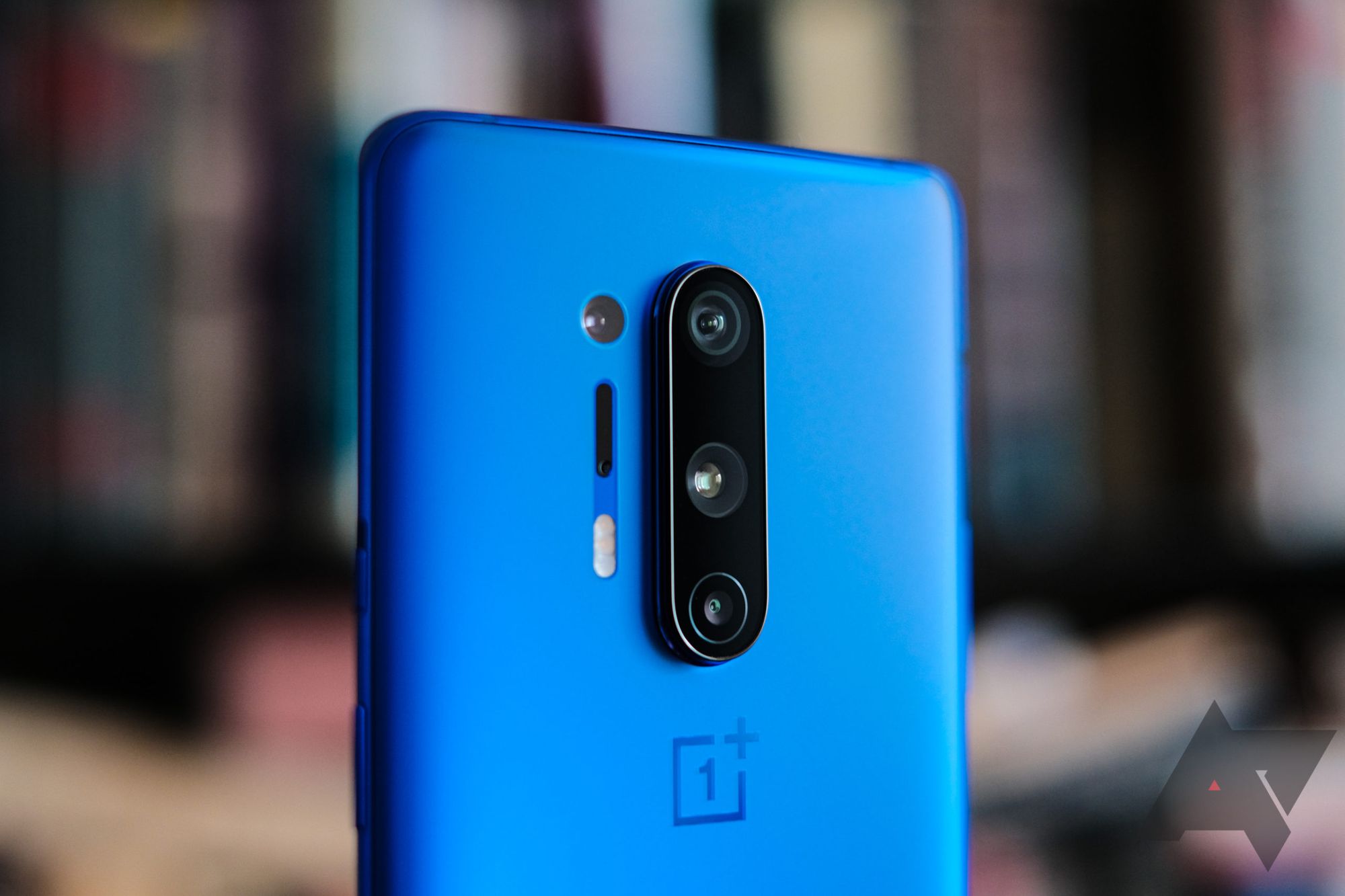 Пользователи: OnePlus 8 Pro может просвечивать пластик и другие материалы
