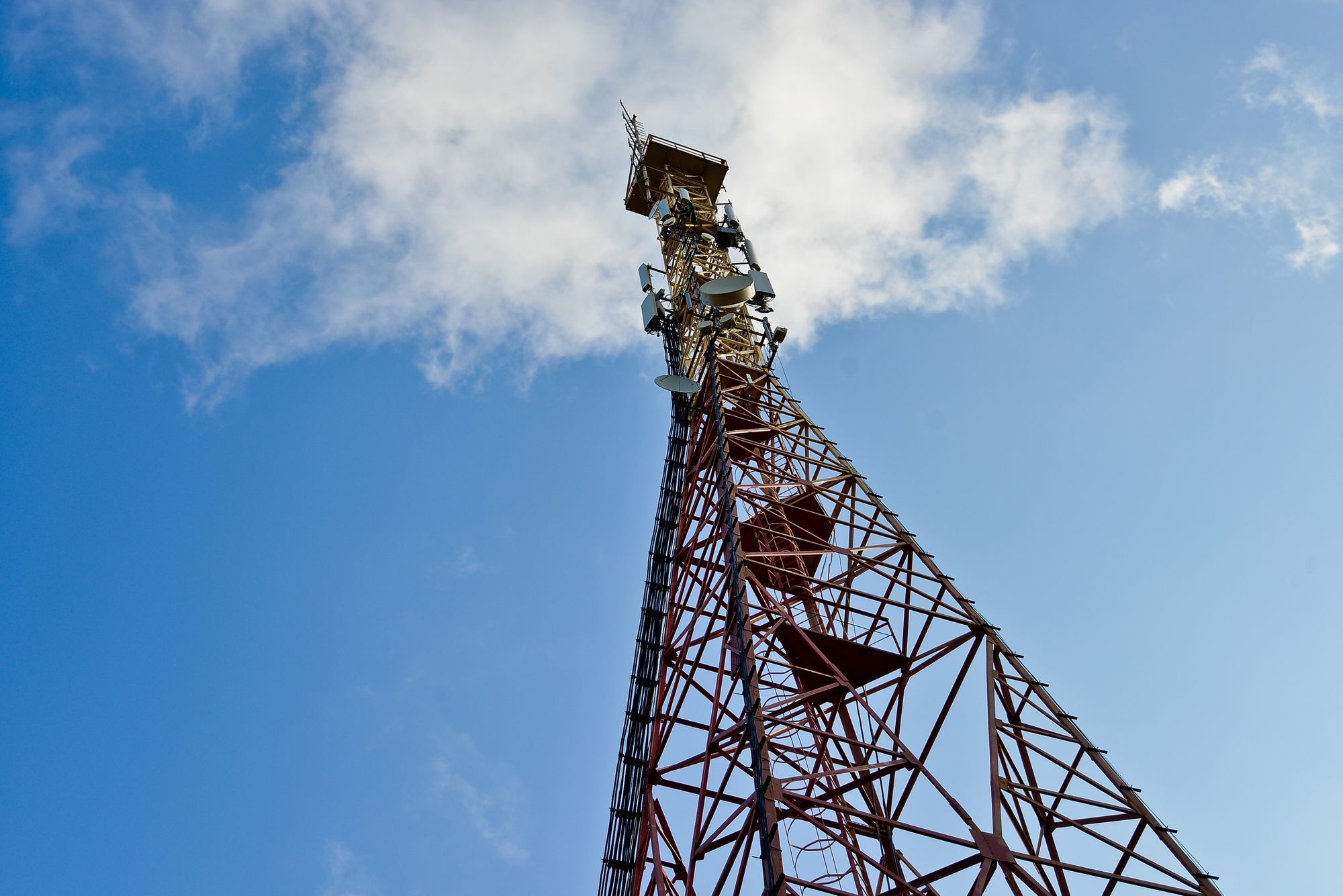 В России сожгли вышку сотовой связи. Вандалы боятся 5G из-за возможного «чипирования»