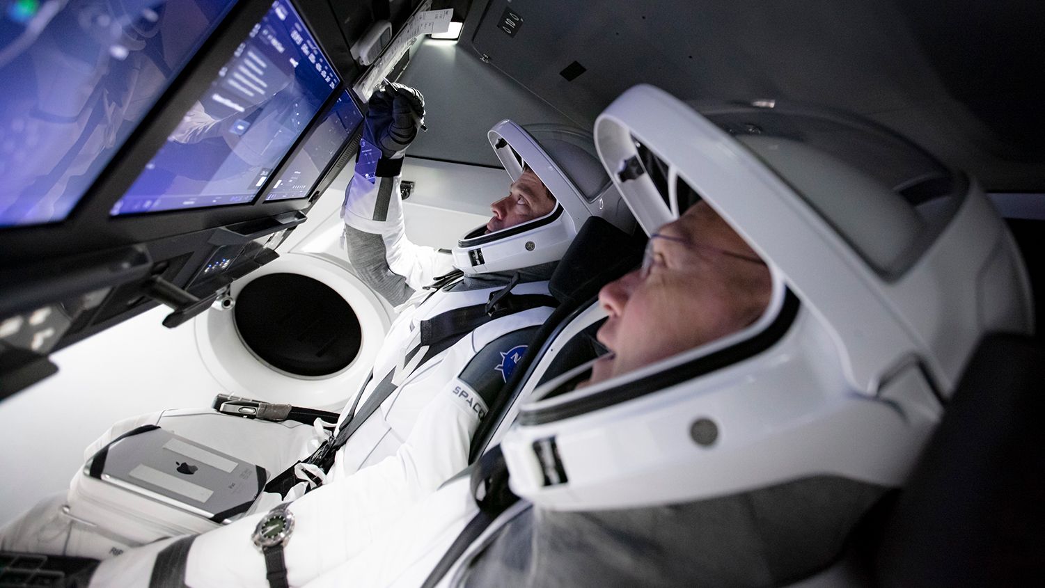 SpaceX намекнула на старт частного космического туризма, но без подробностей