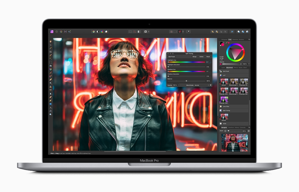 Несмотря на кризис, россияне активно скупают новый MacBook Pro 13"