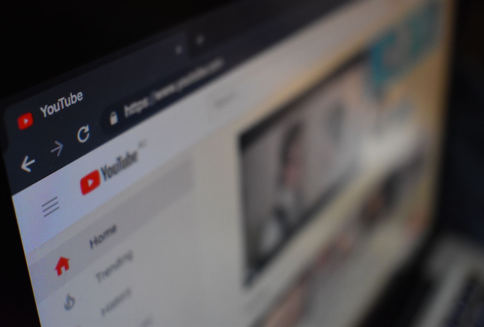 YouTube опубликовал примеры недостоверной информации о COVID-19