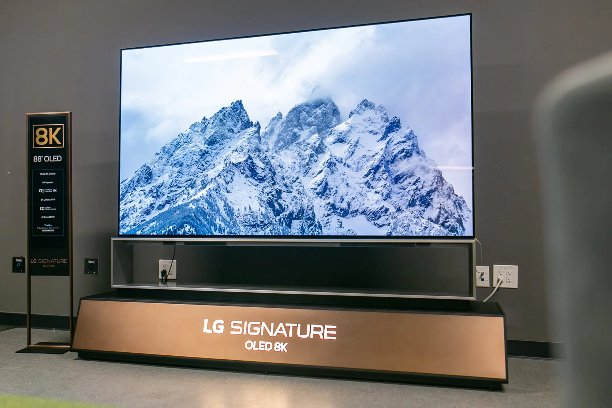 LG выпустила самый большой в мире OLED-телевизор с разрешением 8K