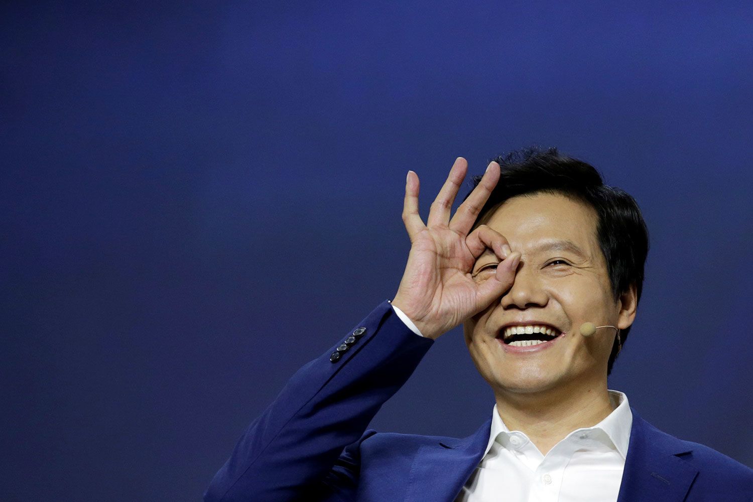 Глава Xiaomi пользуется iPhone. Ему не удалось это скрыть