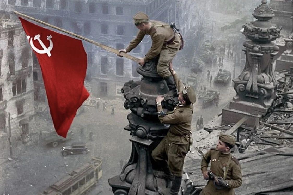 «Это терроризм»: Facebook удаляет фото установки Знамени Победы над Рейхстагом