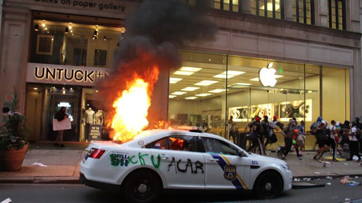 Мародёры с протестов в США получили на украденных iPhone уведомление о требовании вернуть их обратно