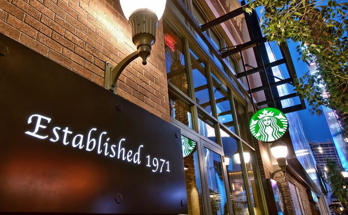 Бариста из Starbucks по имени Ленин собрал $59 000 чаевых за отказ обслуживать клиента без маски