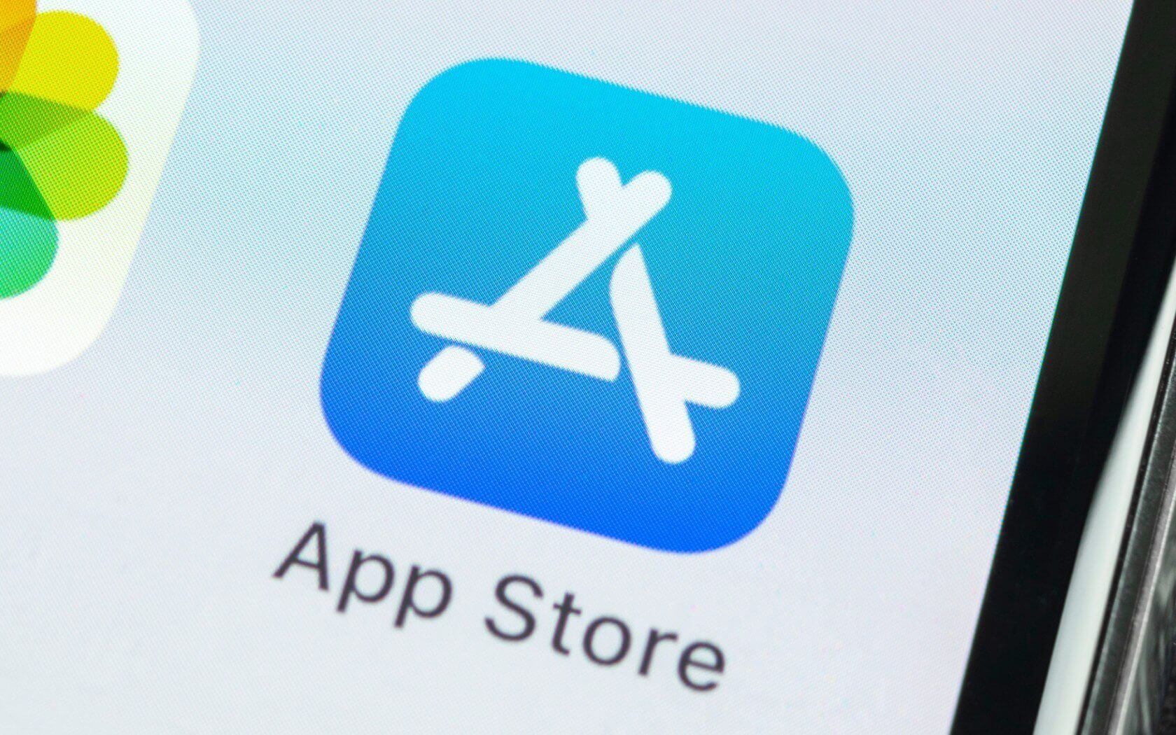 На фоне конфликта с разработчиками Apple изменит правила App Store