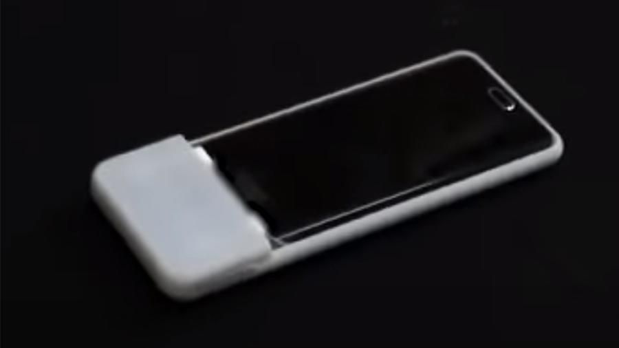 В Южной Корее создали чехол, который сам относит смартфон на зарядку