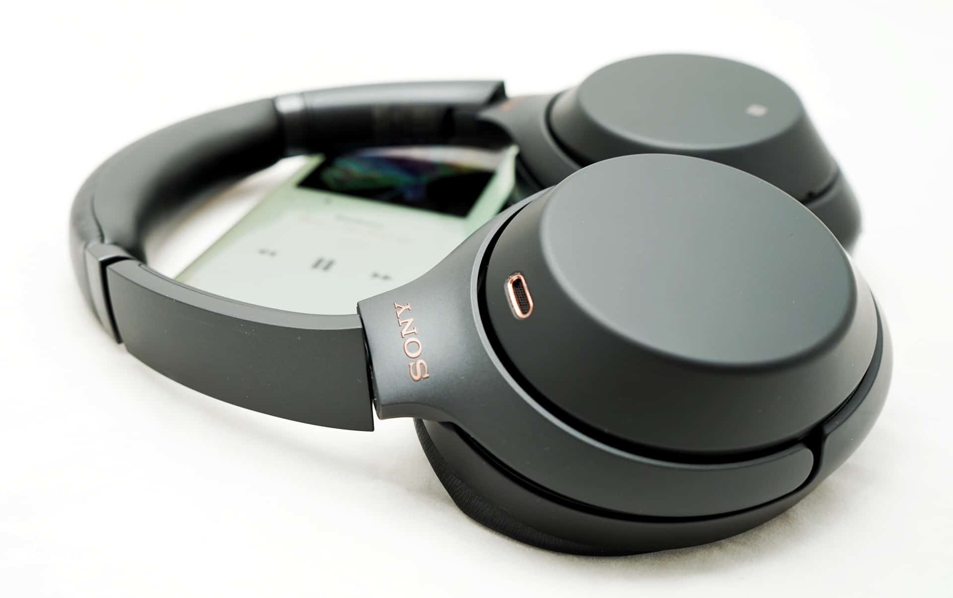 Sony представит 6 августа беспроводные наушники WH-1000XM4