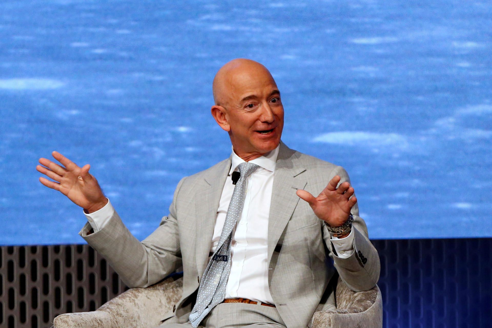Джефф Безос продал акции Amazon на $3,1 млрд